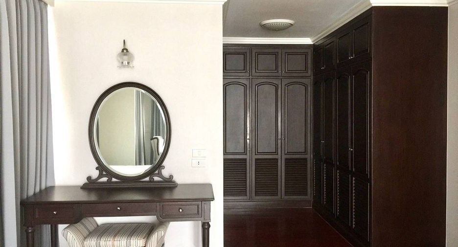 For rent 3 bedrooms condo in Khlong Toei, Bangkok