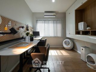 For rent 2 bedrooms townhouse in Saphan Sung, Bangkok