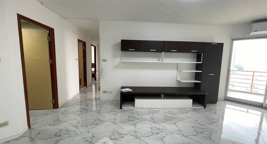 For rent 3 bedrooms condo in Yan Nawa, Bangkok
