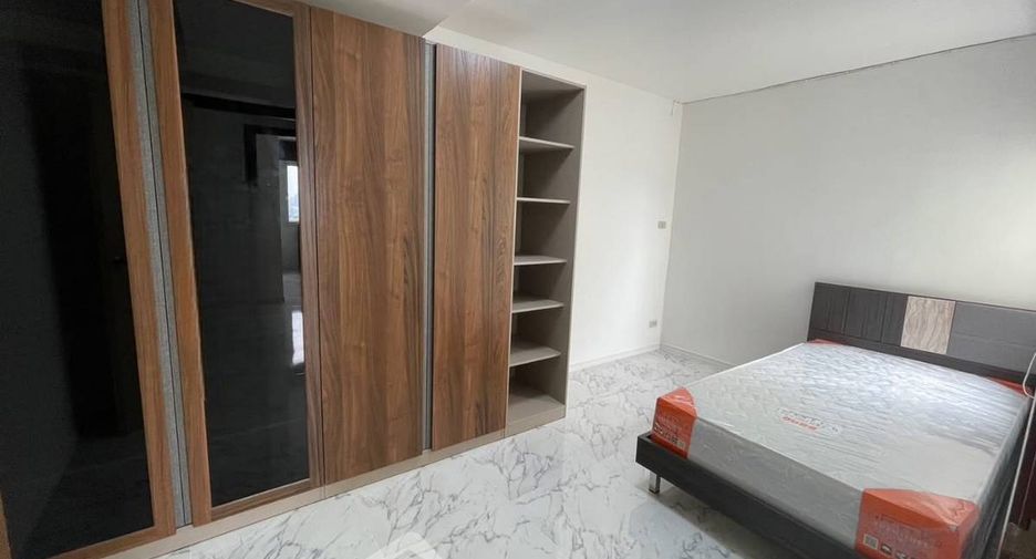 For rent 3 bedrooms condo in Yan Nawa, Bangkok
