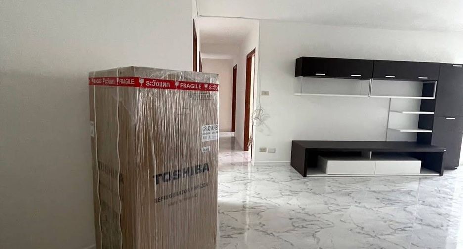 For rent 3 bedrooms condo in Yan Nawa, Bangkok