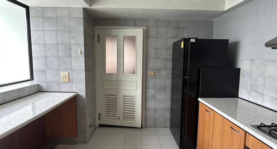 For rent 3 bedrooms condo in Khlong Toei, Bangkok