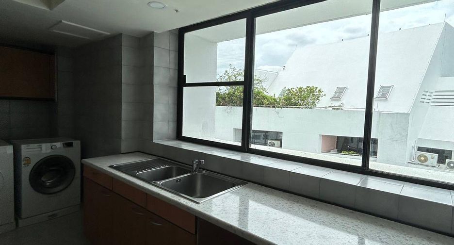 For rent 3 bedrooms condo in Khlong Toei, Bangkok