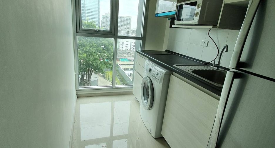 For rent 2 bedrooms condo in Huai Khwang, Bangkok