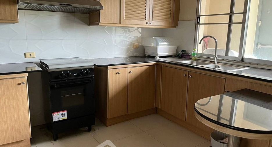 Condo en alquiler de 3 habitaciones en Khlong Toei, Bangkok