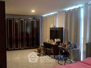 For rent 5 bedrooms townhouse in Prawet, Bangkok