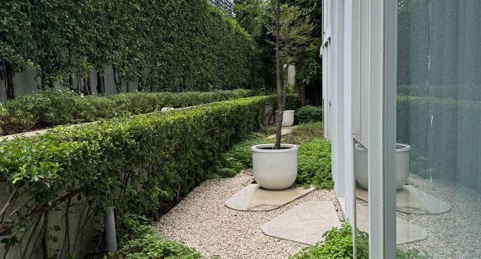 For rent 2 bedrooms condo in Watthana, Bangkok