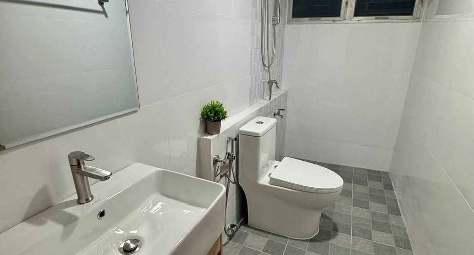 For rent 3 bedrooms condo in Huai Khwang, Bangkok
