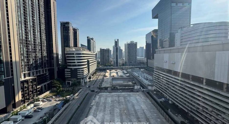 For rent 3 bedrooms condo in Huai Khwang, Bangkok