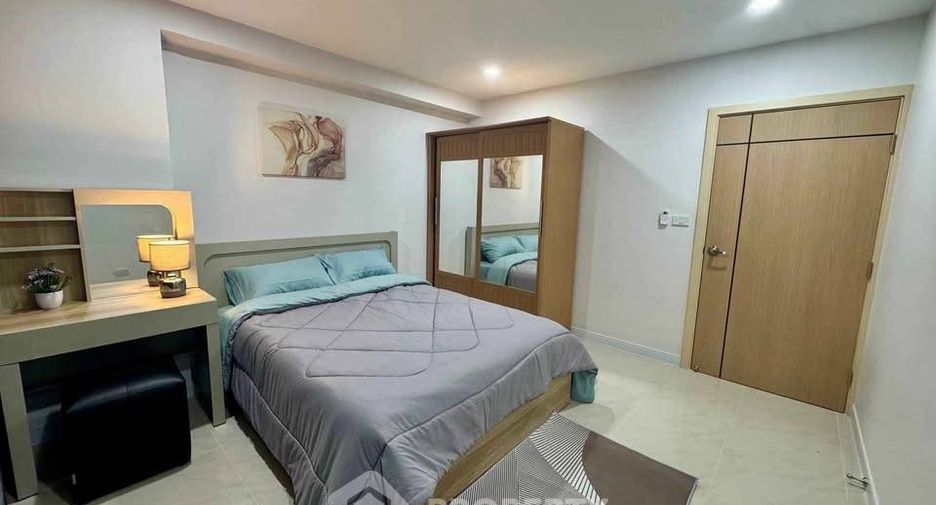 For rent 3 bedrooms condo in Huai Khwang, Bangkok