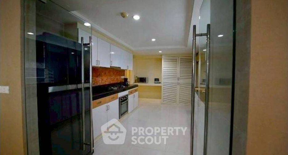 For rent 3 bedrooms condo in Khlong Toei, Bangkok