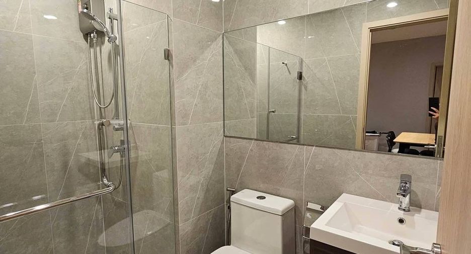 For rent 2 bedrooms condo in Huai Khwang, Bangkok