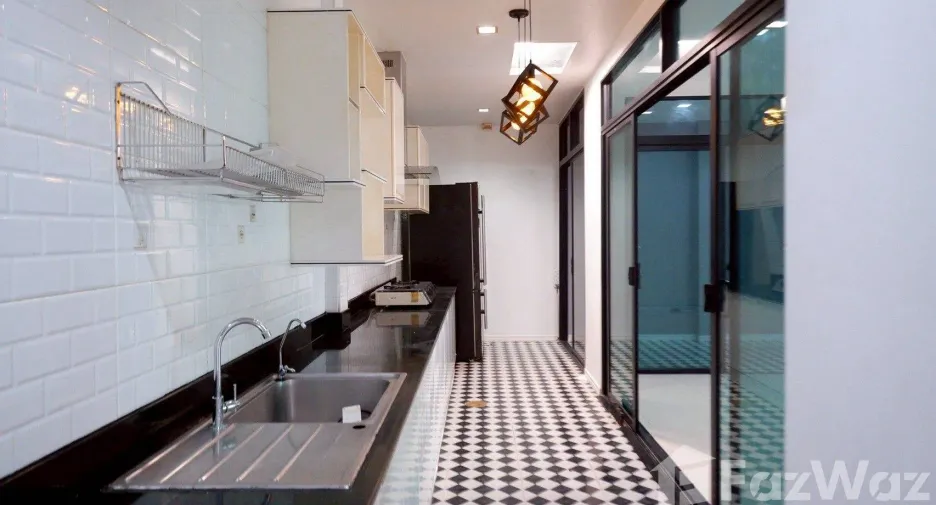 For sale 4 bedrooms house in Thanyaburi, Pathum Thani
