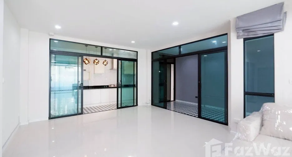 For sale 4 bedrooms house in Thanyaburi, Pathum Thani
