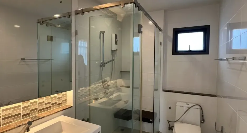 Casa en alquiler de 4 habitaciones en Bang Kapi, Bangkok