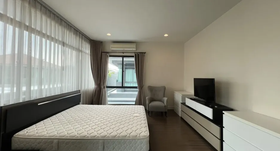 Casa en alquiler de 4 habitaciones en Bang Kapi, Bangkok
