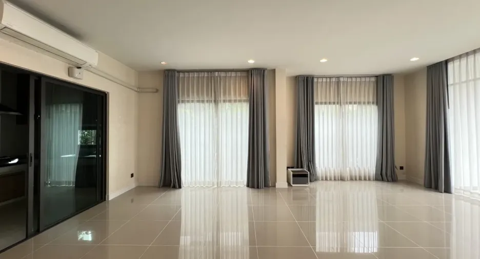 Casa en alquiler de 4 habitaciones en Bang Kapi, Bangkok