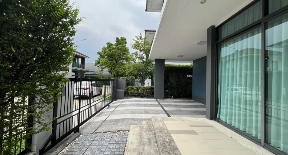 Casa en alquiler de 4 habitaciones en Bang Kapi, Bangkok