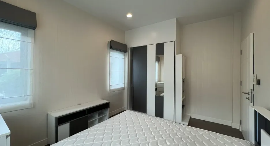 Casa en alquiler de 4 habitaciones en Bang Kapi, Bangkok