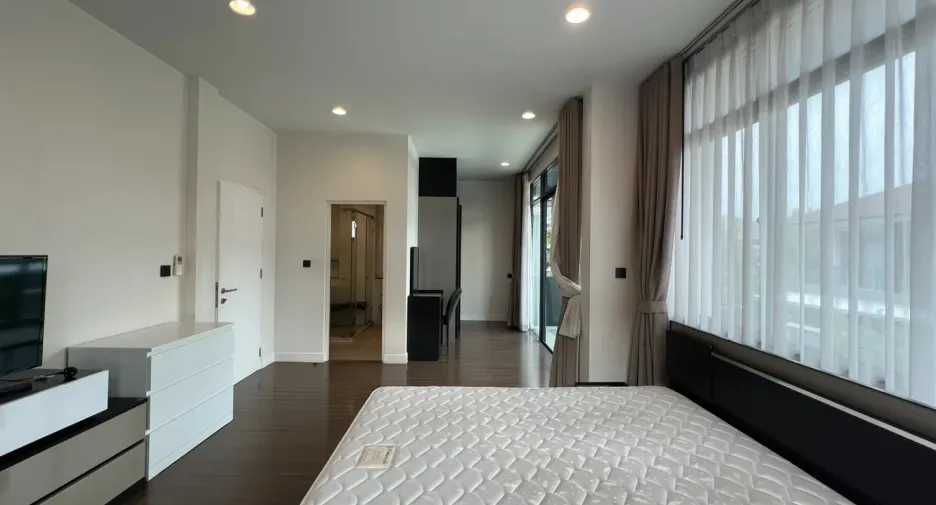 Casa en alquiler de 4 habitaciones en Bang Kapi, Bangkok