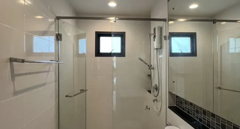 Casa en alquiler de 4 habitaciones en Bang Kapi, Bangkok