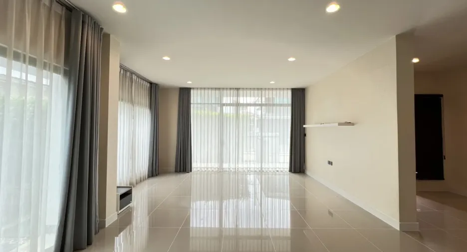 Casa en alquiler de 4 habitaciones en Bang Kapi, Bangkok
