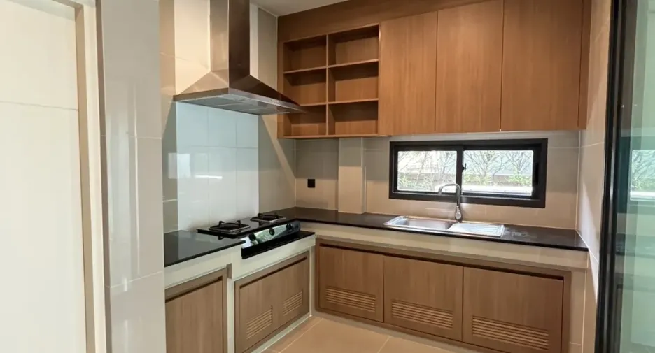 Casa en alquiler de 4 habitaciones en Bang Kapi, Bangkok