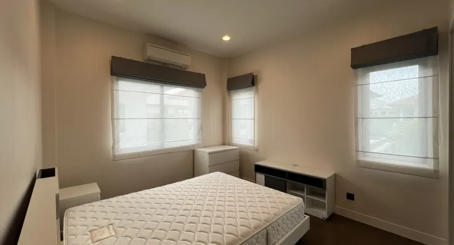 Casa en alquiler de 4 habitaciones en Bang Kapi, Bangkok