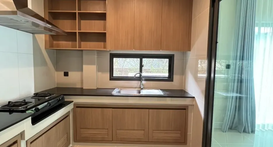 Casa en alquiler de 4 habitaciones en Bang Kapi, Bangkok