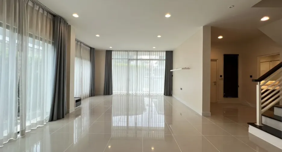 Casa en alquiler de 4 habitaciones en Bang Kapi, Bangkok