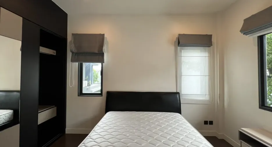 Casa en alquiler de 4 habitaciones en Bang Kapi, Bangkok