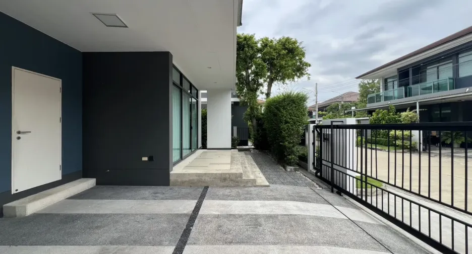 Casa en alquiler de 4 habitaciones en Bang Kapi, Bangkok