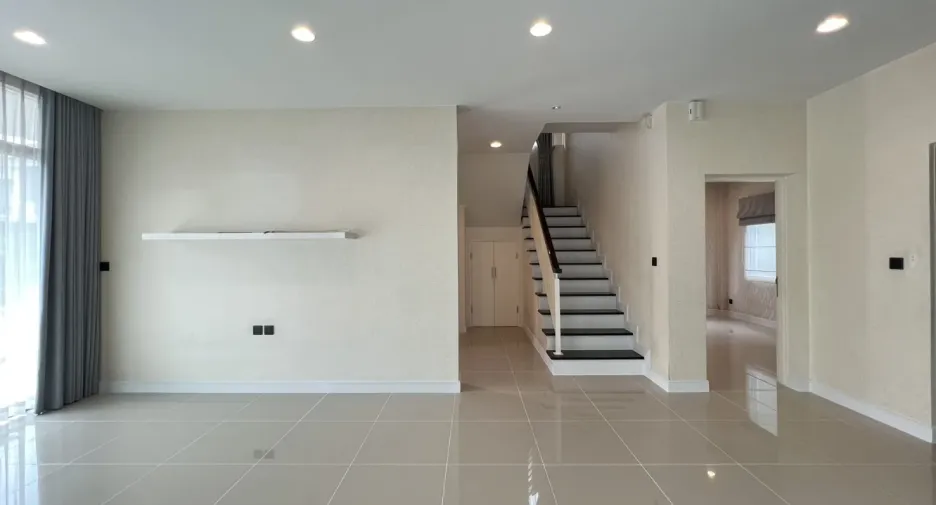 Casa en alquiler de 4 habitaciones en Bang Kapi, Bangkok
