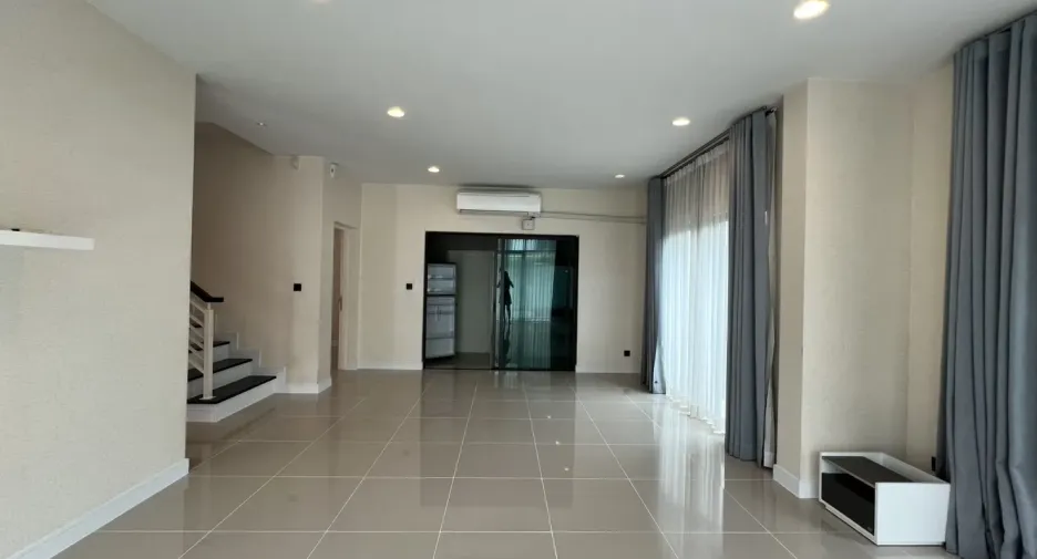 Casa en alquiler de 4 habitaciones en Bang Kapi, Bangkok
