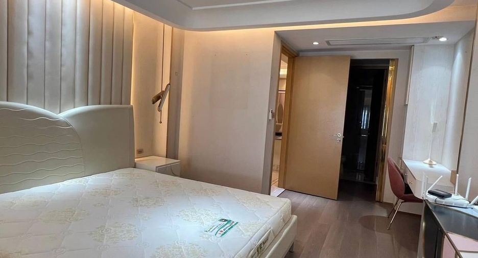 For sale 3 bedrooms condo in Khlong Toei, Bangkok