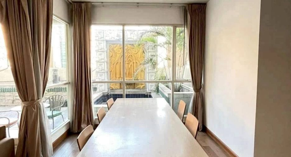 For rent 3 bedrooms condo in Pathum Wan, Bangkok