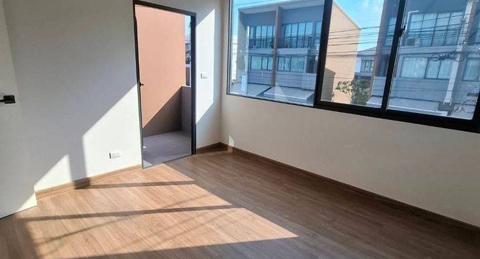 For sale 3 bedrooms townhouse in Prawet, Bangkok