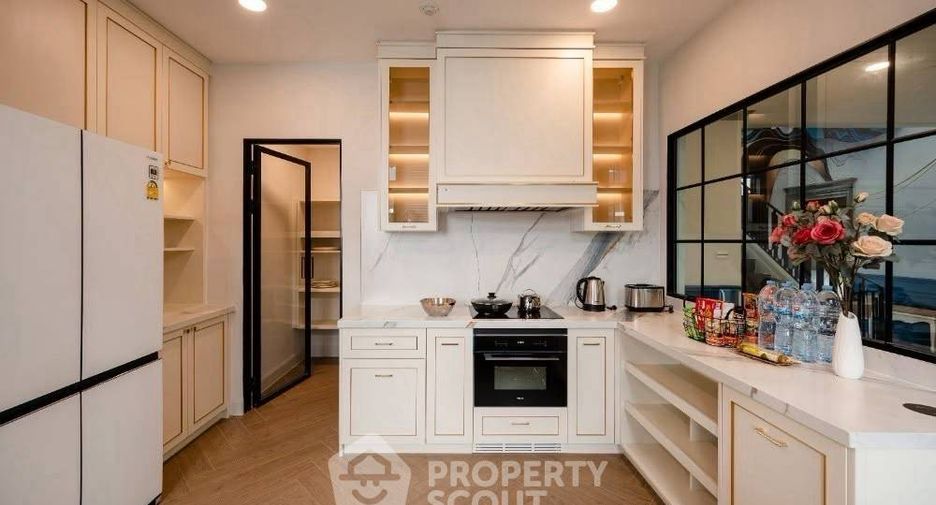 For rent and for sale 4 bedrooms house in Saphan Sung, Bangkok