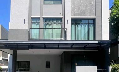 For sale 3 bedrooms house in Phra Khanong, Bangkok