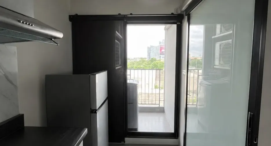 À vendre 1 chambre condo à Huai Khwang, Bangkok