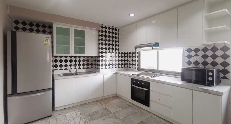 Condo en alquiler de 3 habitaciones en Watthana, Bangkok