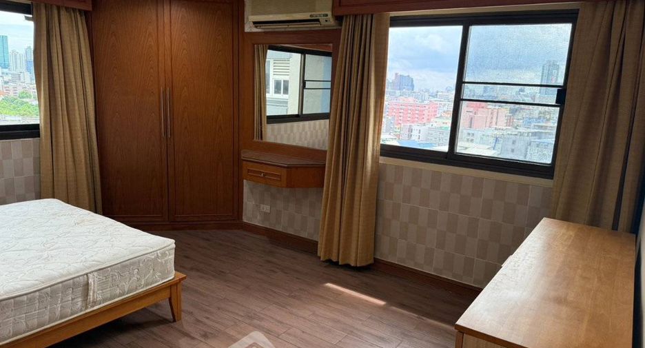 For rent 2 bedrooms condo in Huai Khwang, Bangkok