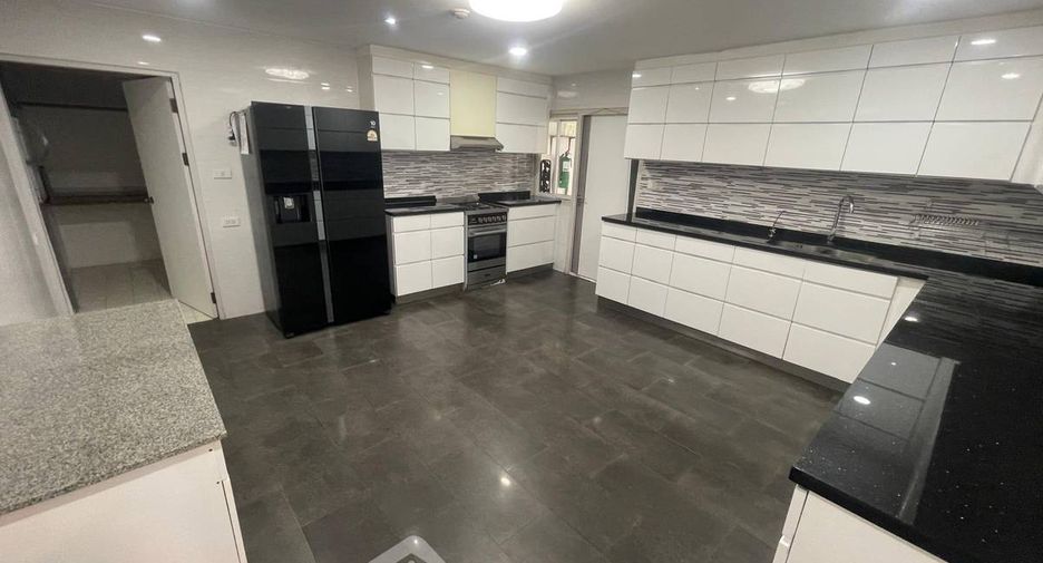 For rent 3 bedrooms condo in Watthana, Bangkok