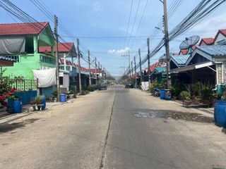 Casa adosada en venta de 2 habitaciones en Lam Luk Ka, Pathum Thani