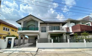 For sale 3 bedrooms house in Bang Kapi, Bangkok