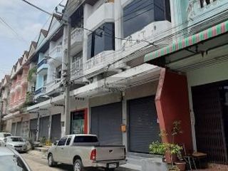 For sale 4 bedrooms retail Space in Saphan Sung, Bangkok