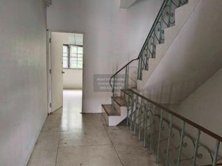 For sale 4 bedrooms retail Space in Thawi Watthana, Bangkok