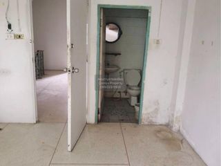 For sale 4 bedrooms retail Space in Thawi Watthana, Bangkok
