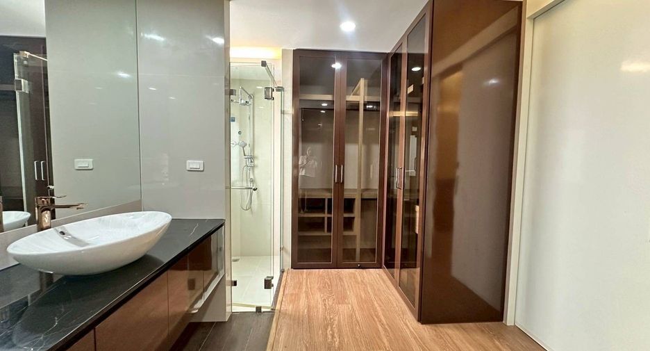 For rent 3 bedrooms townhouse in Khlong Toei, Bangkok