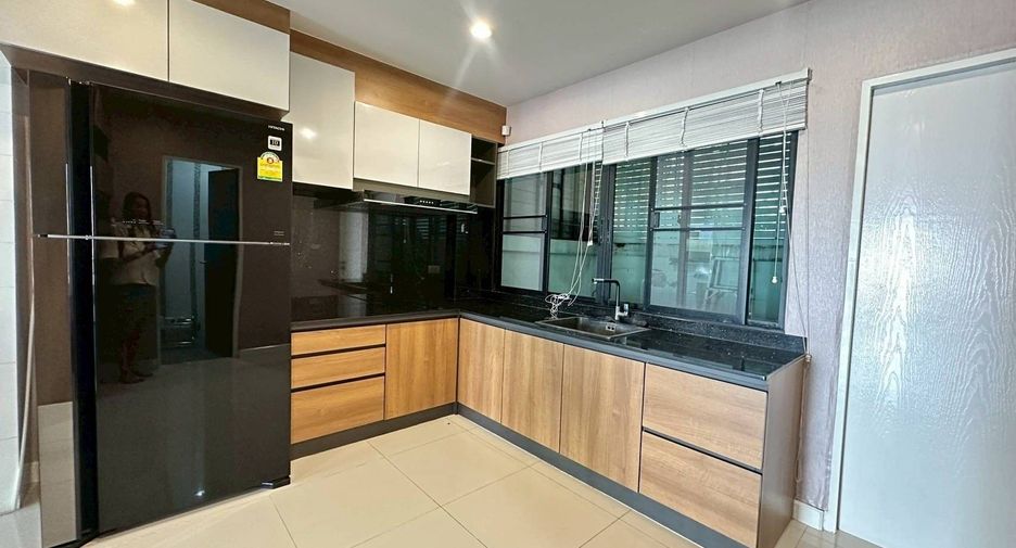 For rent 3 bedrooms townhouse in Khlong Toei, Bangkok